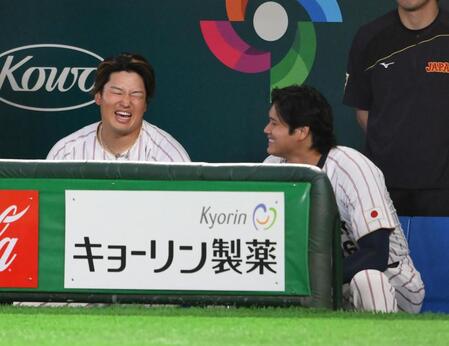 ２回、左飛に倒れてベンチで悔しがる村上。右は大谷（撮影・堀内翔）