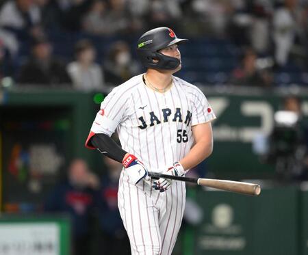 ８回、村上が満塁本塁打を放つ（撮影・堀内翔）