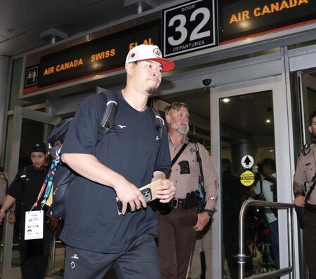 マイアミに到着した佐藤輝（撮影・伊藤笙子）