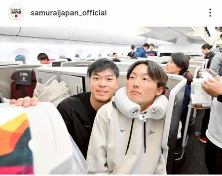 　チャーター機で記念撮影する源田と佐藤輝。侍ジャパンの公式インスタグラム（ｓａｍｕｒａｉｊａｐａｎ＿ｏｆｆｉｃｉａｌ）より
