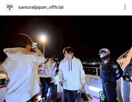 　チャーター機に乗り込む源田。侍ジャパンの公式インスタグラム（ｓａｍｕｒａｉｊａｐａｎ＿ｏｆｆｉｃｉａｌ）より