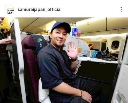 　チャーター機で記念撮影する伊藤。侍ジャパンの公式インスタグラム（ｓａｍｕｒａｉｊａｐａｎ＿ｏｆｆｉｃｉａｌ）より