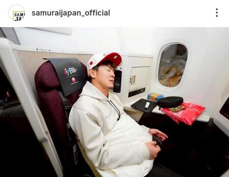 　チャーター機で眠る牧原。侍ジャパンの公式インスタグラム（ｓａｍｕｒａｉｊａｐａｎ＿ｏｆｆｉｃｉａｌ）より