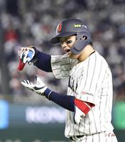 　お茶たてポーズを決める森下