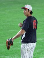 調整する大谷（撮影・金田祐二）