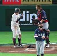 ４回、チェコ・チェルベンカのヘルメットを足に当てててしまい謝る小園（撮影・金田祐二）