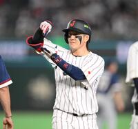 ２回、中前打を放ちお茶たてポーズを披露する小園（撮影・堀内翔）