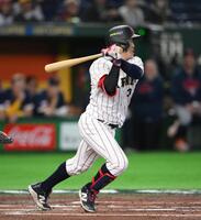 ２回、小園が中前打を放つ（撮影・堀内翔）