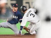 ２回、二盗を試みるもタッチアウトになる小園（撮影・堀内翔）