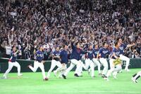 １次リーグを突破し、ベンチを飛び出す韓国ナイン（撮影・西岡正）