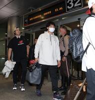 マイアミに到着した森下（右）と大谷（撮影・伊藤笙子）