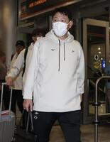 マイアミ入りする井端監督（撮影・伊藤笙子）