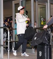 マイアミに到着した岡本（撮影・伊藤笙子）