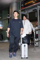 マイアミに到着した近藤（左）と源田（撮影・伊藤笙子）