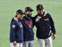 　宮城（左）、高橋宏（右）と写真に納まるチェコのサトリア