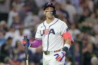 ９回、空振り三振で試合終了となり、ベンチへ戻るジャッジ（ゲッティ＝共同）