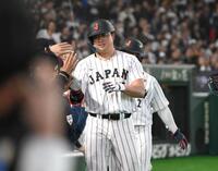 ８回、満塁本塁打を放ち迎えられる村上（撮影・堀内翔）