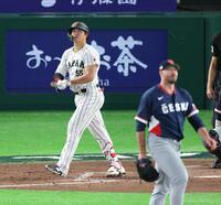 ８回、満塁本塁打を放つ村上（撮影・金田祐二）