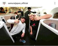 　チャーター機で記念撮影する大谷と菊池。侍ジャパンの公式インスタグラム（ｓａｍｕｒａｉｊａｐａｎ＿ｏｆｆｉｃｉａｌ）より