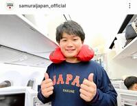 　チャーター機でネックピーローを装着した森下。侍ジャパンの公式インスタグラム（ｓａｍｕｒａｉｊａｐａｎ＿ｏｆｆｉｃｉａｌ）より