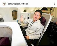 　チャーター機で記念撮影する金丸。侍ジャパンの公式インスタグラム（ｓａｍｕｒａｉｊａｐａｎ＿ｏｆｆｉｃｉａｌ）より