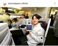 　大谷からのプレゼントを手に笑みを浮かべる北山。侍ジャパンの公式インスタグラム（ｓａｍｕｒａｉｊａｐａｎ＿ｏｆｆｉｃｉａｌ）より