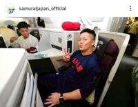 　チャーター機でピースサインの牧。奥は中村。侍ジャパンの公式インスタグラム（ｓａｍｕｒａｉｊａｐａｎ＿ｏｆｆｉｃｉａｌ）より