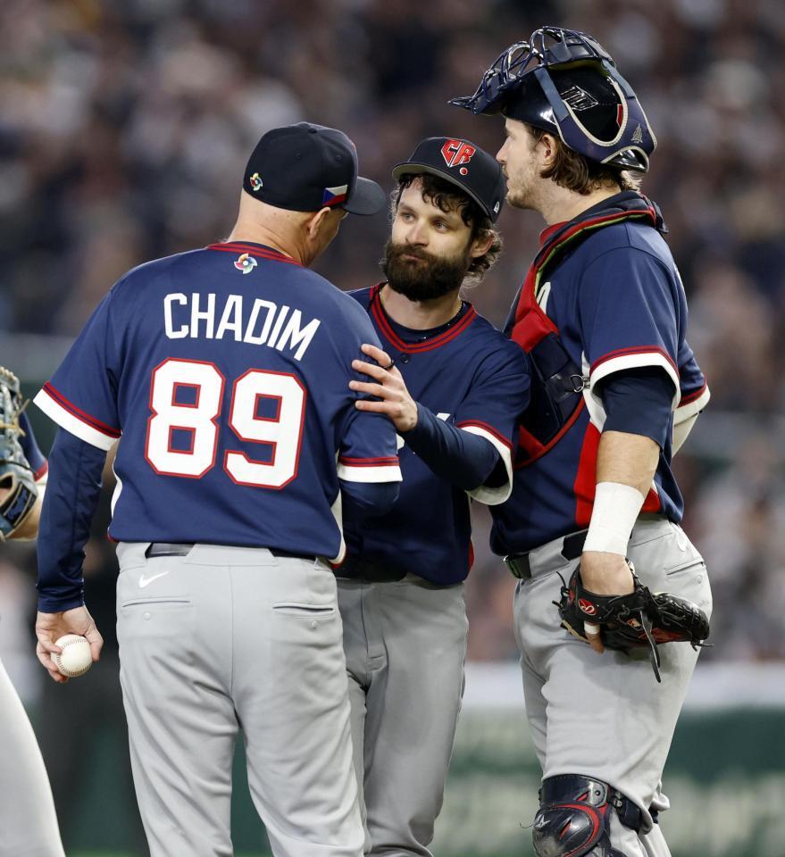 　ＷＢＣ日本戦に先発し、５回途中の降板の際にハジム監督（左）と言葉を交わすチェコのオンジェイ・サトリア（中央）