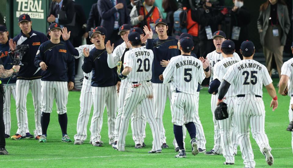 ナインを迎える大谷ら（撮影・金田祐二）