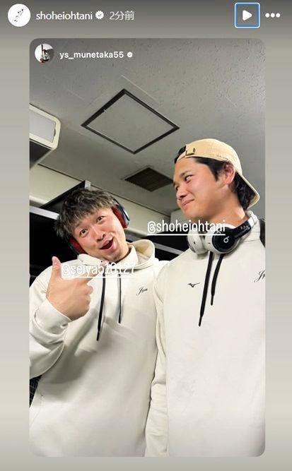 　白パーカーを着て移動する大谷と鈴木。大谷翔平のインスタグラム（ｓｈｏｈｅｉｏｈｔａｎｉ）より