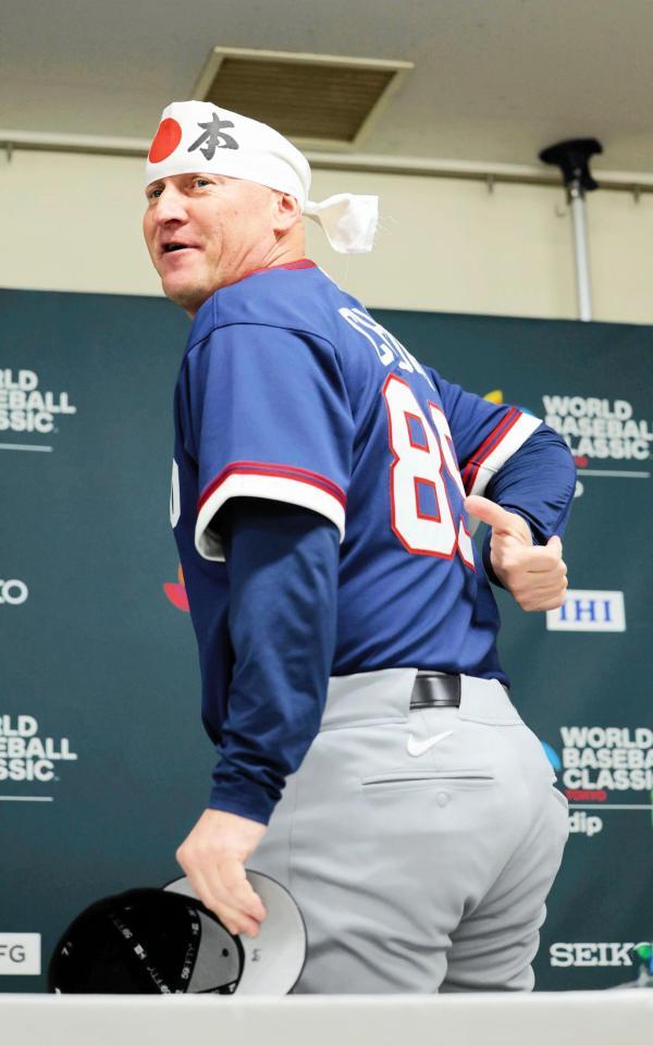 　日本のハチマキを巻いて会見に臨んだチェコ代表・ハジム監督（読売新聞社提供）