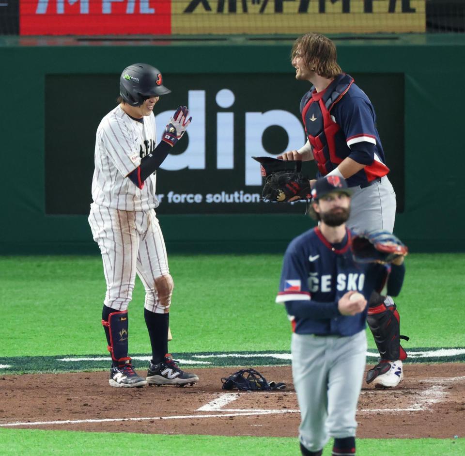 ４回、チェコ・チェルベンカのヘルメットを足に当てててしまい謝る小園（撮影・金田祐二）