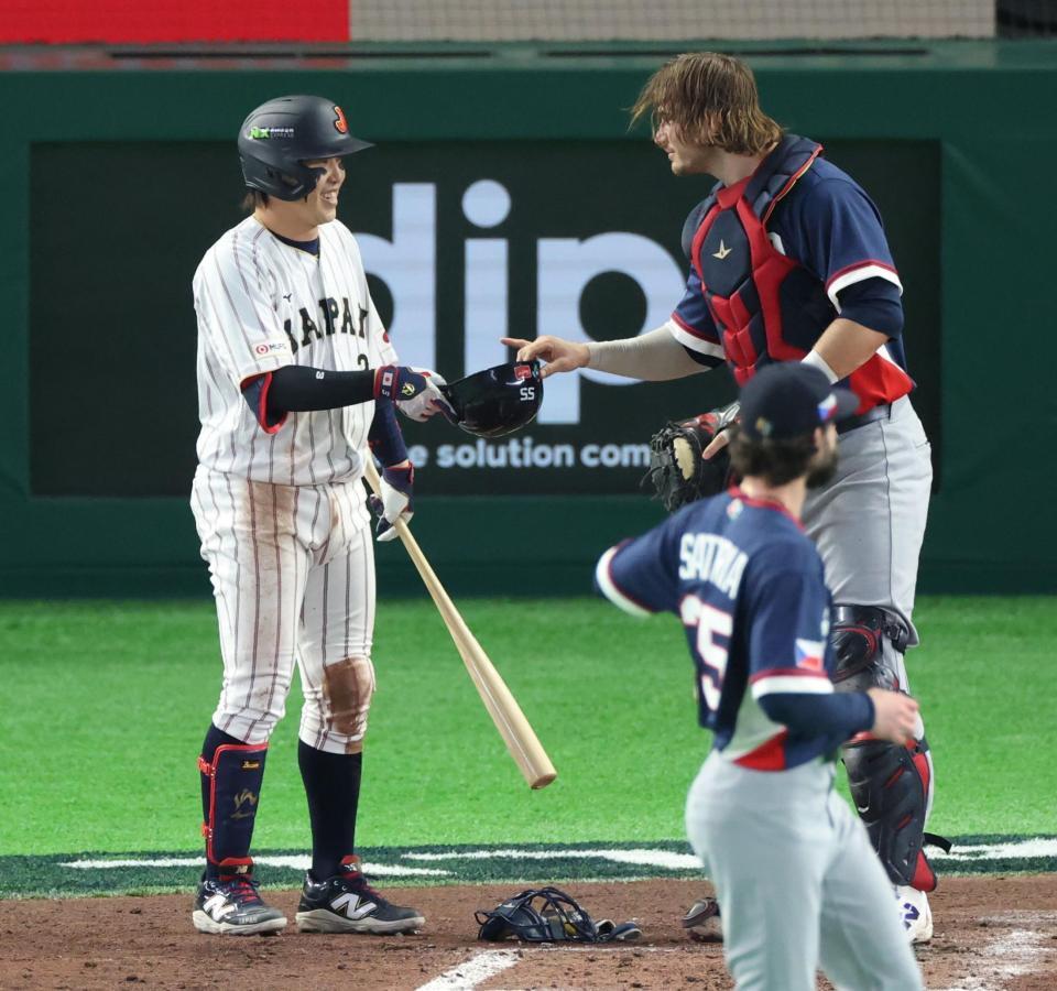 ４回、チェコ・チェルベンカのヘルメットを足に当てててしまい謝る小園（撮影・金田祐二）