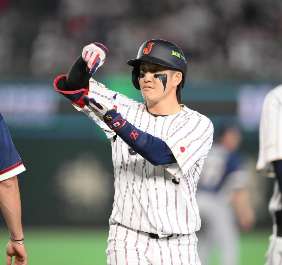 ２回、中前打を放ちお茶たてポーズを披露する小園（撮影・堀内翔）