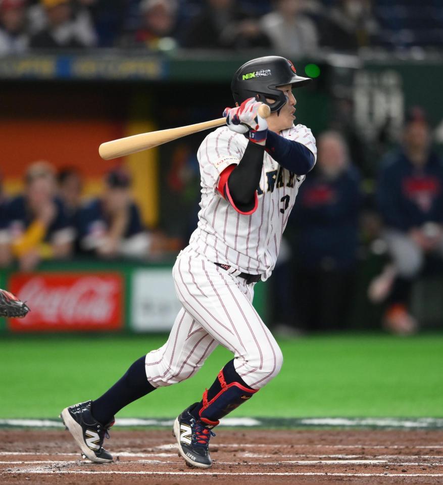 ２回、小園が中前打を放つ（撮影・堀内翔）