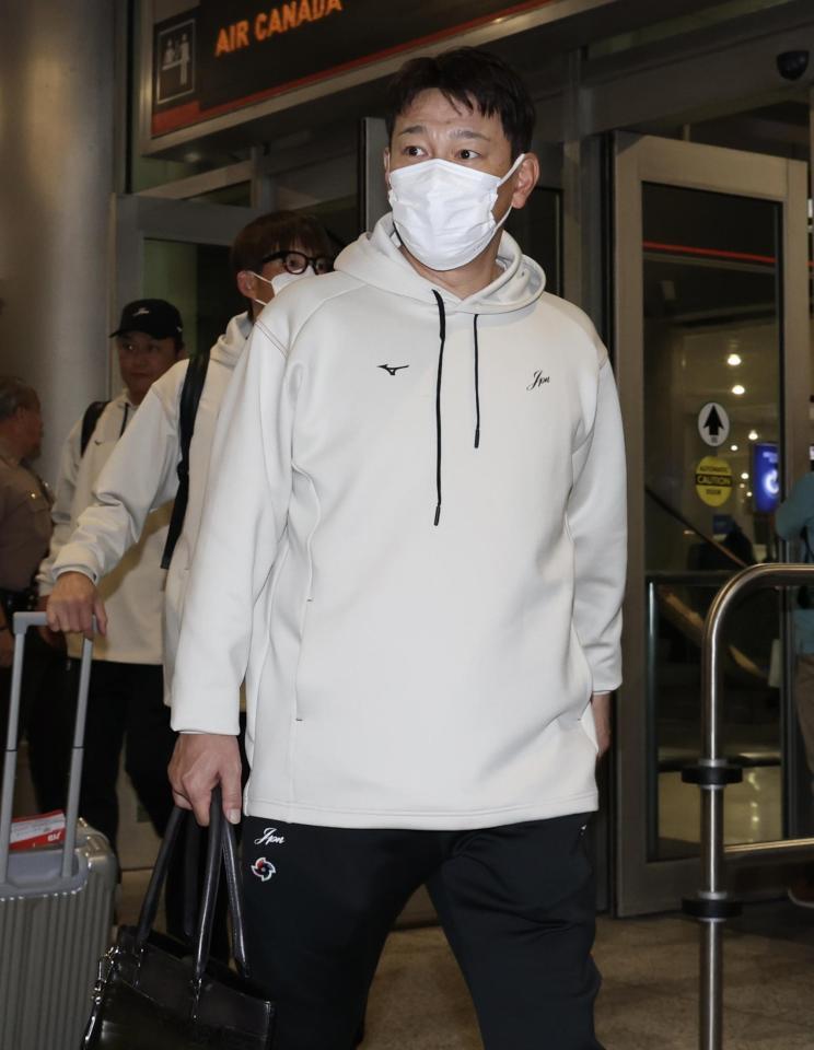 マイアミ入りする井端監督（撮影・伊藤笙子）