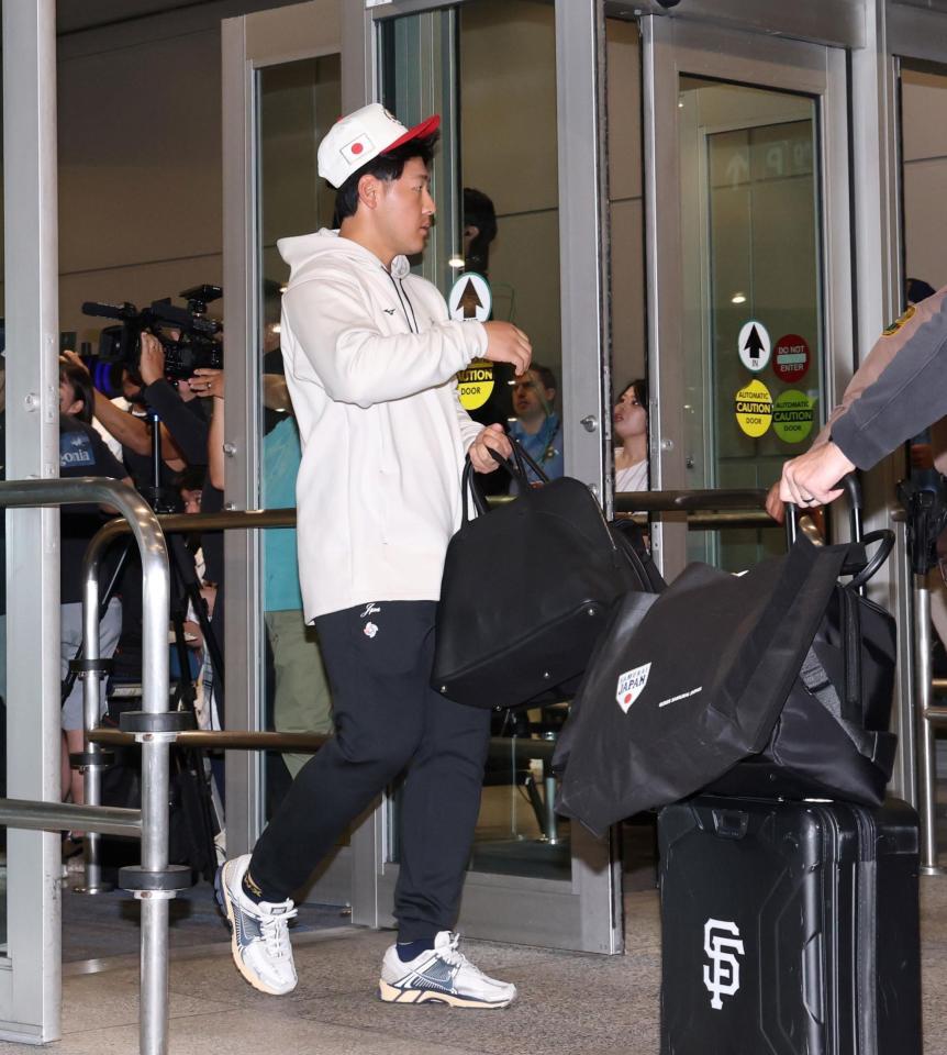 マイアミに到着した岡本（撮影・伊藤笙子）