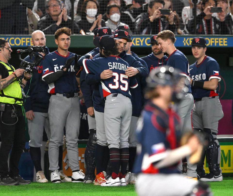 ５回途中、降板した後にナインに迎えられるチェコのサトリア（撮影・堀内翔）