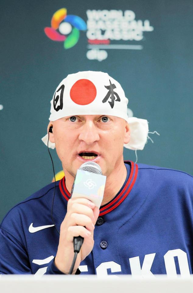 　日本のハチマキを巻いて会見に臨んだチェコ代表・ハジム監督（読売新聞社提供）