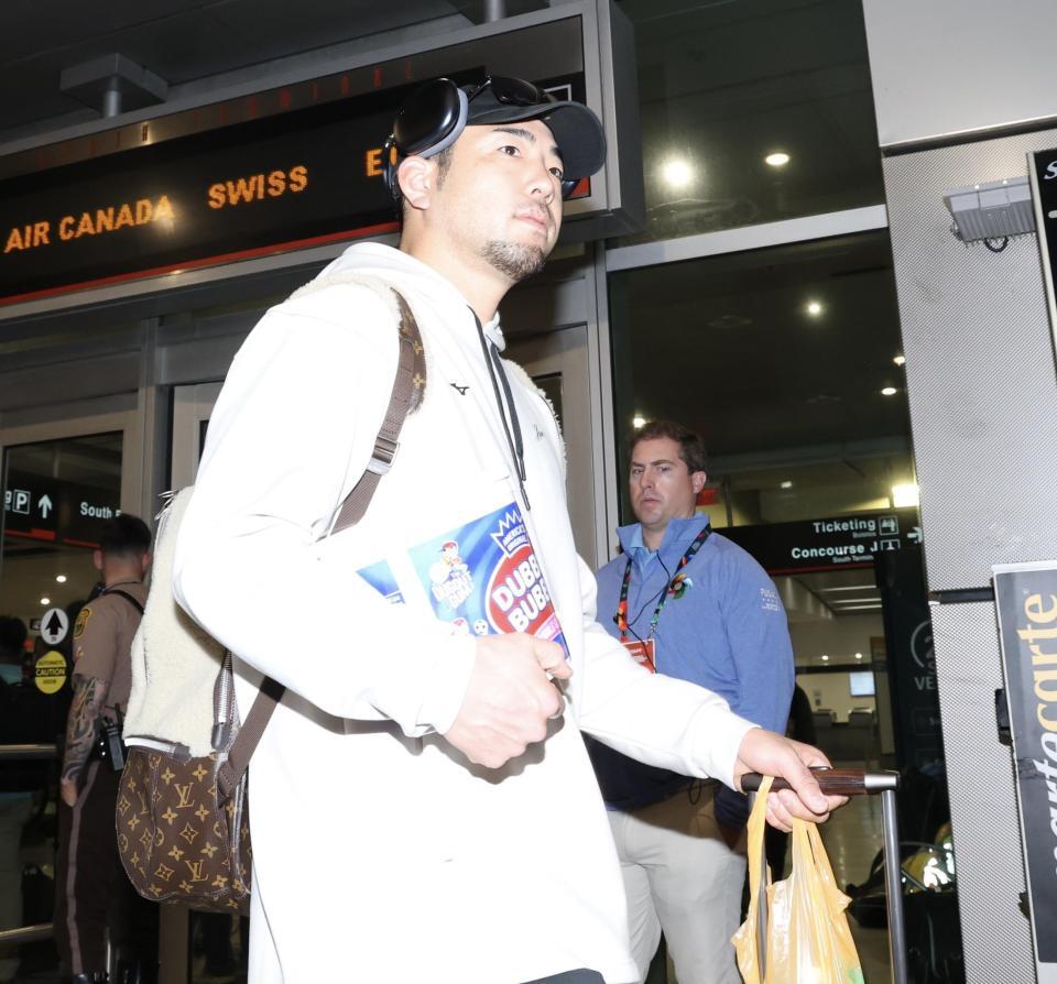 マイアミ入りする菊池（撮影・伊藤笙子）