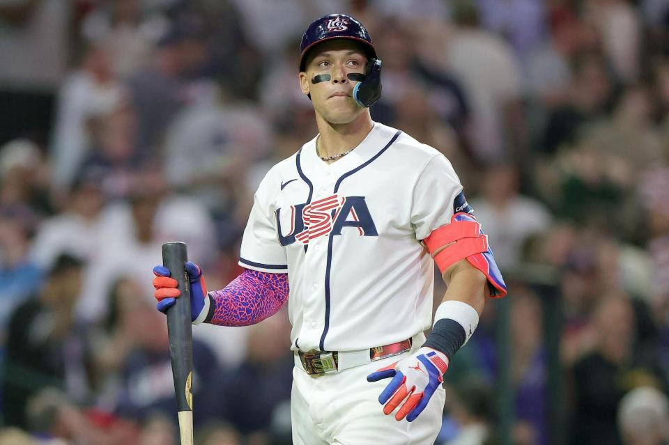 ９回、空振り三振で試合終了となり、ベンチへ戻るジャッジ（ゲッティ＝共同）