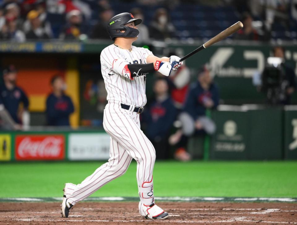 ８回、村上が満塁本塁打を放つ＝１０日