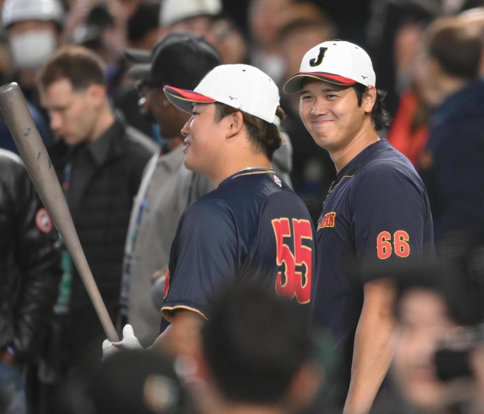 試合前に村上（左）と談笑する大谷＝６日