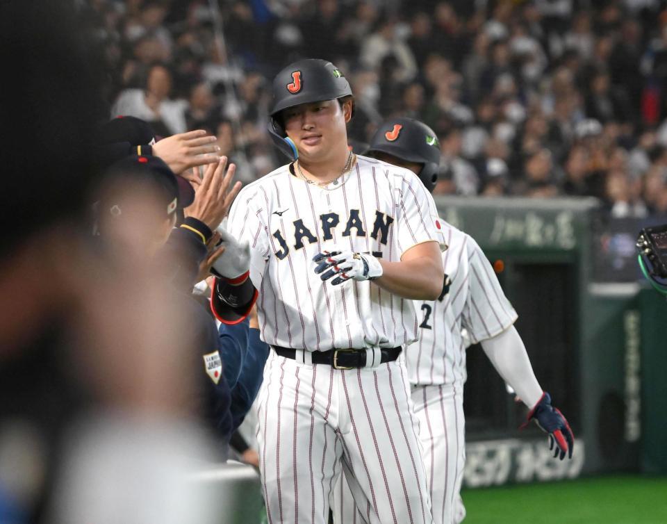 ８回、満塁本塁打を放ち迎えられる村上（撮影・堀内翔）