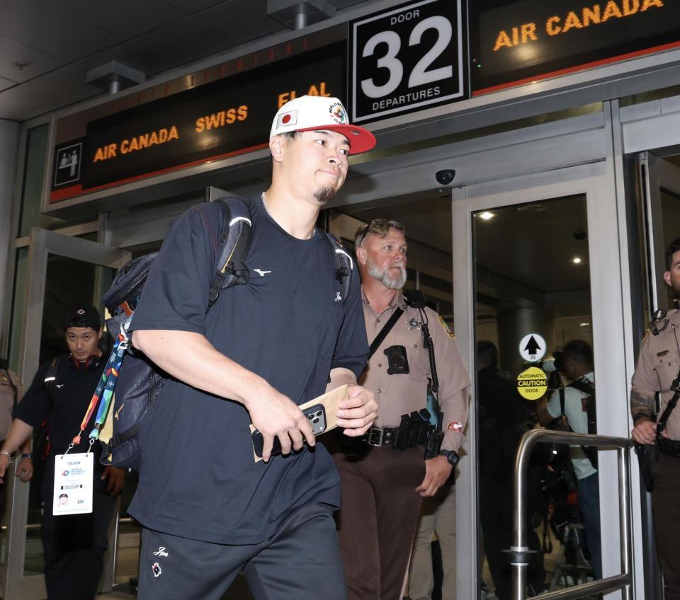 マイアミに到着した佐藤輝（撮影・伊藤笙子）