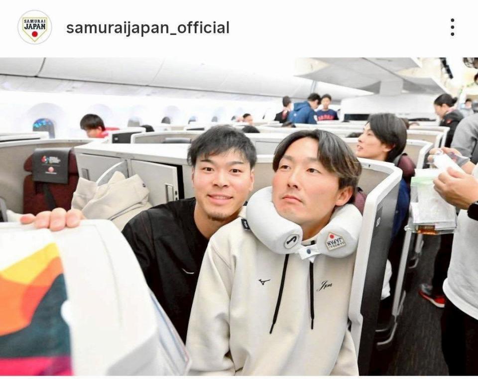 　チャーター機で記念撮影する源田と佐藤輝。侍ジャパンの公式インスタグラム（ｓａｍｕｒａｉｊａｐａｎ＿ｏｆｆｉｃｉａｌ）より