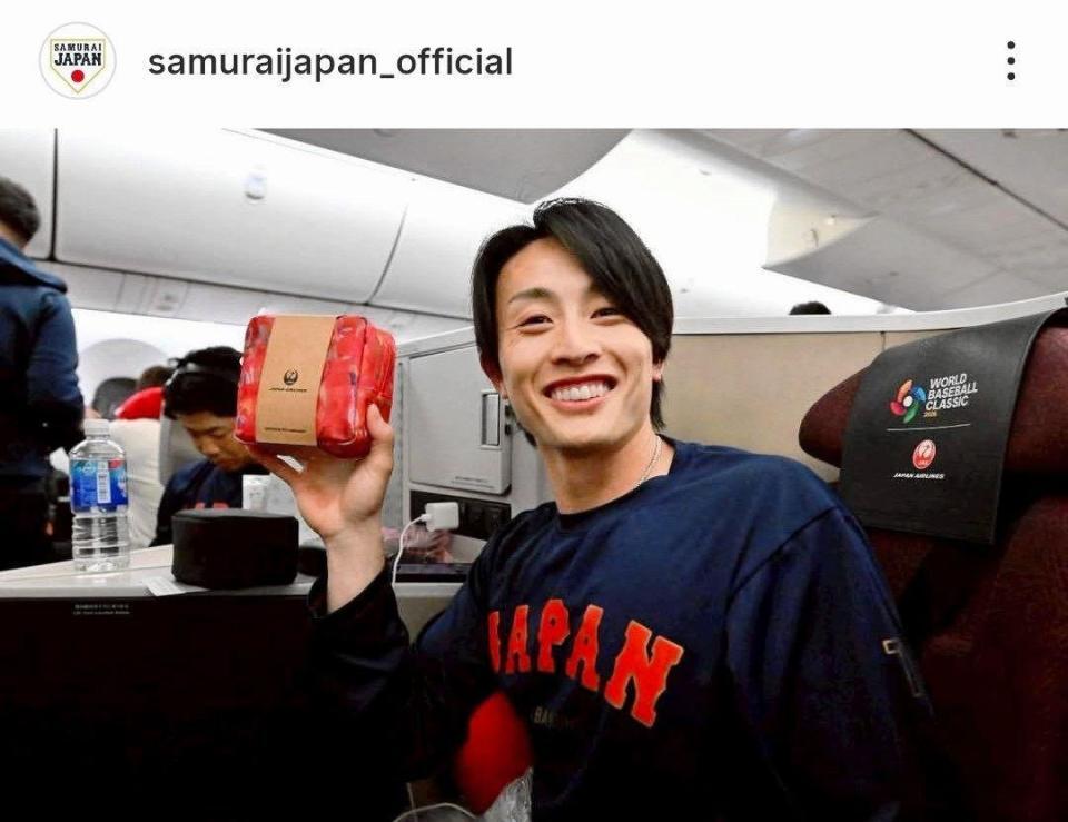 　チャーター機で笑みを浮かべる周東。侍ジャパンの公式インスタグラム（ｓａｍｕｒａｉｊａｐａｎ＿ｏｆｆｉｃｉａｌ）より