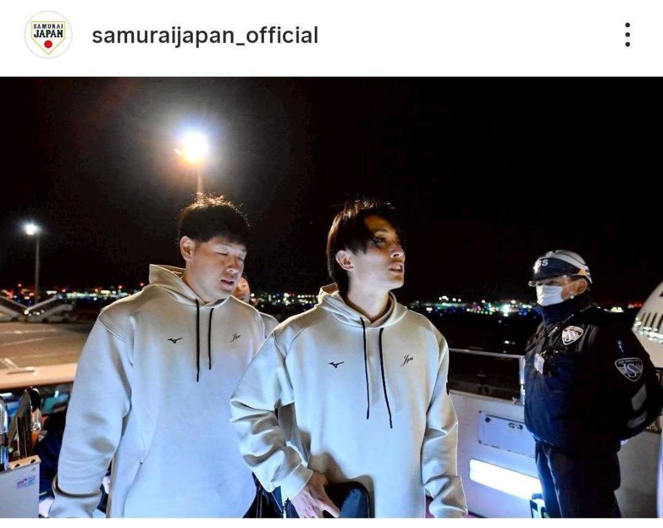 　チャーター機に乗り込む岡本と周東。侍ジャパンの公式インスタグラム（ｓａｍｕｒａｉｊａｐａｎ＿ｏｆｆｉｃｉａｌ）より
