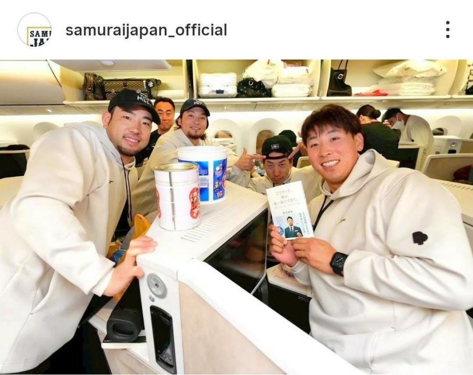 　チャーター機で記念撮影する菊池ら投手陣。侍ジャパンの公式インスタグラム（ｓａｍｕｒａｉｊａｐａｎ＿ｏｆｆｉｃｉａｌ）より