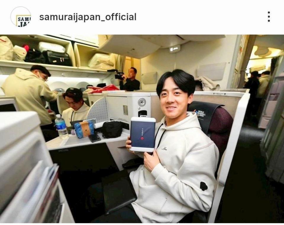 　大谷からのプレゼントを手に笑みを浮かべる北山。侍ジャパンの公式インスタグラム（ｓａｍｕｒａｉｊａｐａｎ＿ｏｆｆｉｃｉａｌ）より